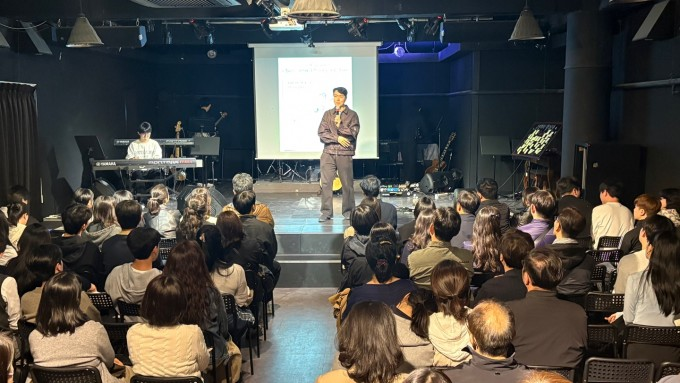 Modern K students and parents listening to an instructor
