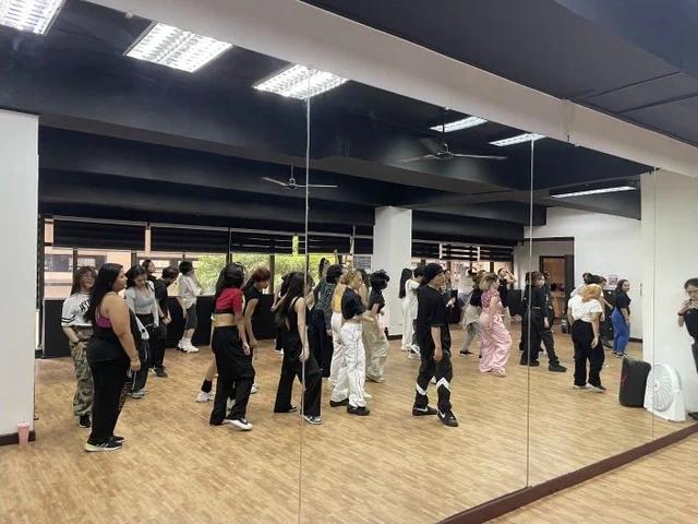 Participants at the Ace Studio K-pop dance master class in the Philippines